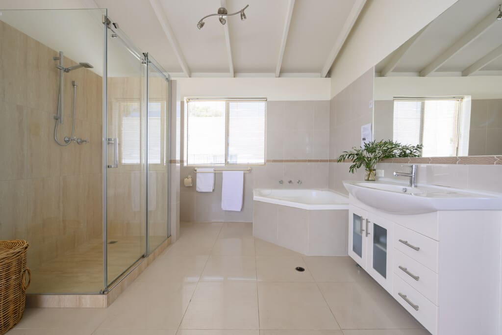 4 NOT IN GUESTY, OKAY WITH DB