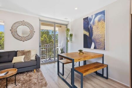 2186ba28 ff1f 4b 8dwiL