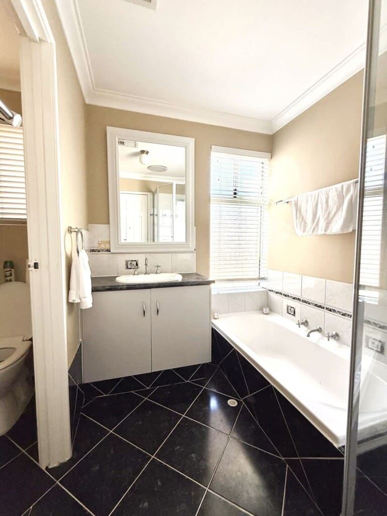 230badb7 6933 47 K5ZkW