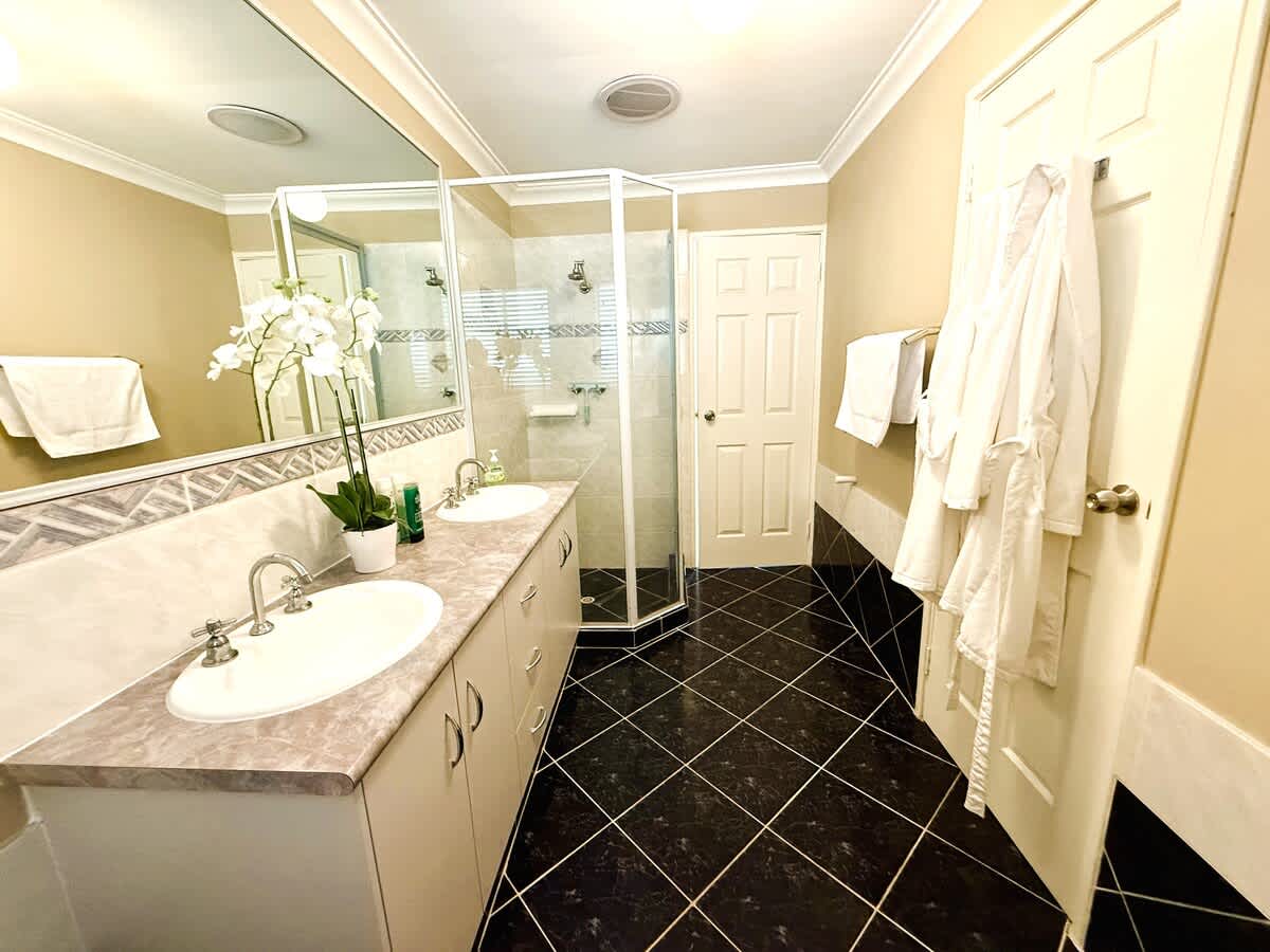 24c8417c 4533 44 WjSVj