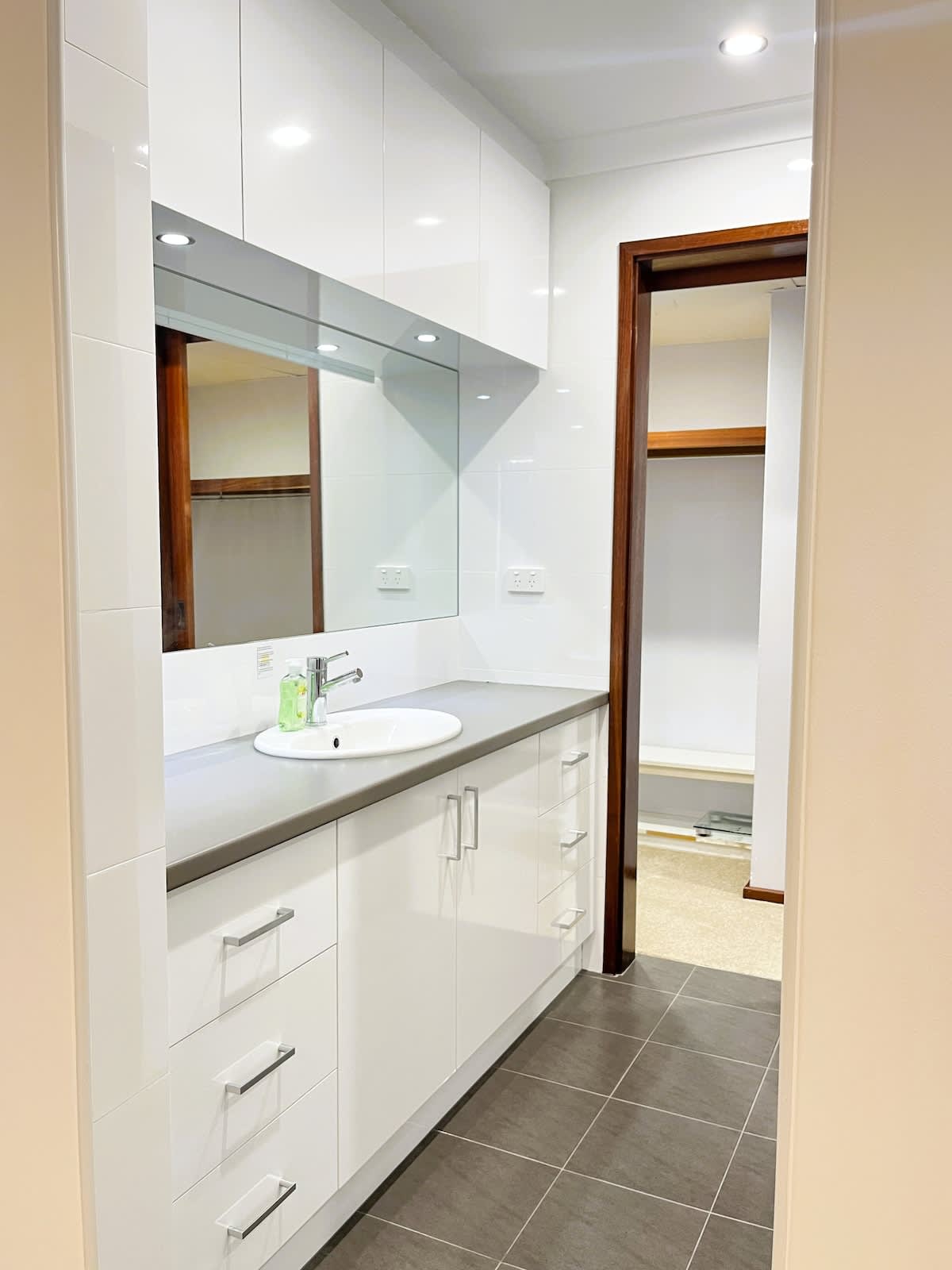 947b46c7 906a 4f NCV1V