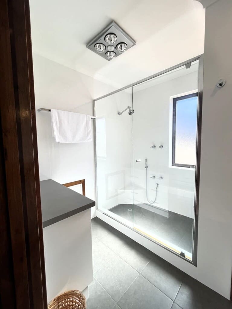 c92bf612 8384 4e dNmoI