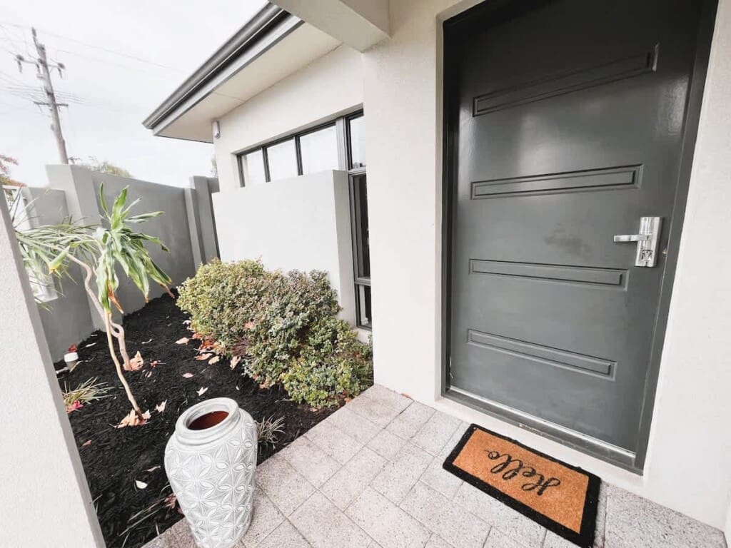 d2079d47 1379 4d FqJGp