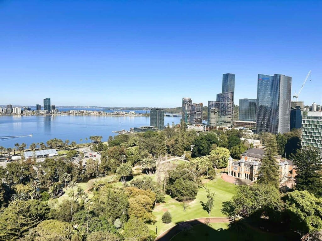 d8ad06fb 46e4 40 L0PHh