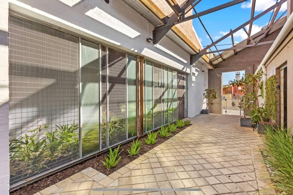 e3a9e056 239a 41 TjODc